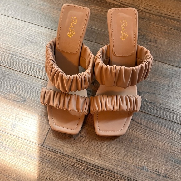 Pink Lily Tan Ruched Heels NWOT - Picture 2 of 4